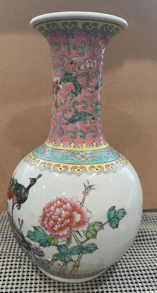 VINTAGE 20th CENTURY CHINESE FAMILLE ROSE PORCELAIN VASE 9"